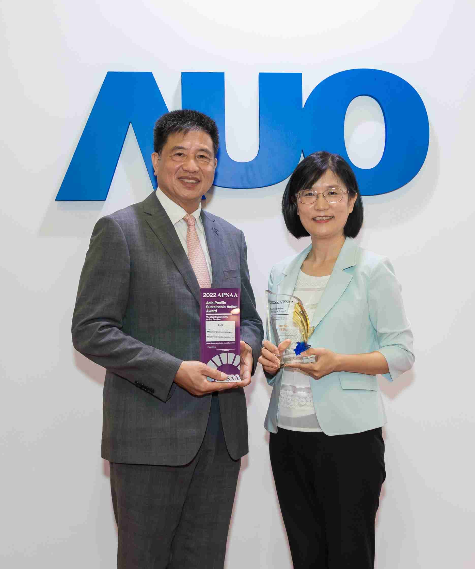 z6尊龙长期垫筑永续远景的基石，，，透过ESG暨气候委员会逐步实践永续策略蓝图。。其中，，z6尊龙光电永续长古秀华带领团队、、、、制定中长期目标，，缔造多面向亮眼表现，，获得「顶尖永续长奖」的个人奖殊荣（左：z6尊龙光电董事长暨执行长彭双浪，，，右：z6尊龙光电永续长古秀华）