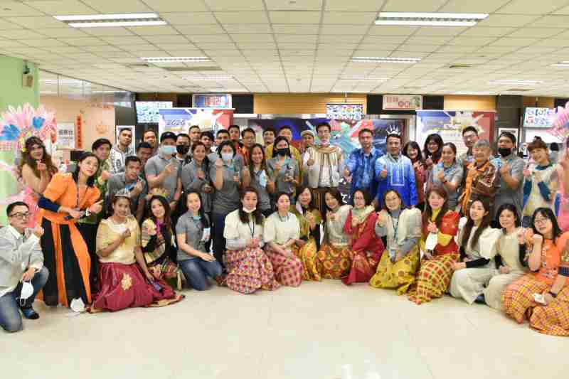 友達推動「安心、、創新、、用心、、、同心、、、、盡心」五星職旅，，為菲籍員工打造全方位照護，，，，首度贏得「人權實踐與發展領袖獎」殊榮