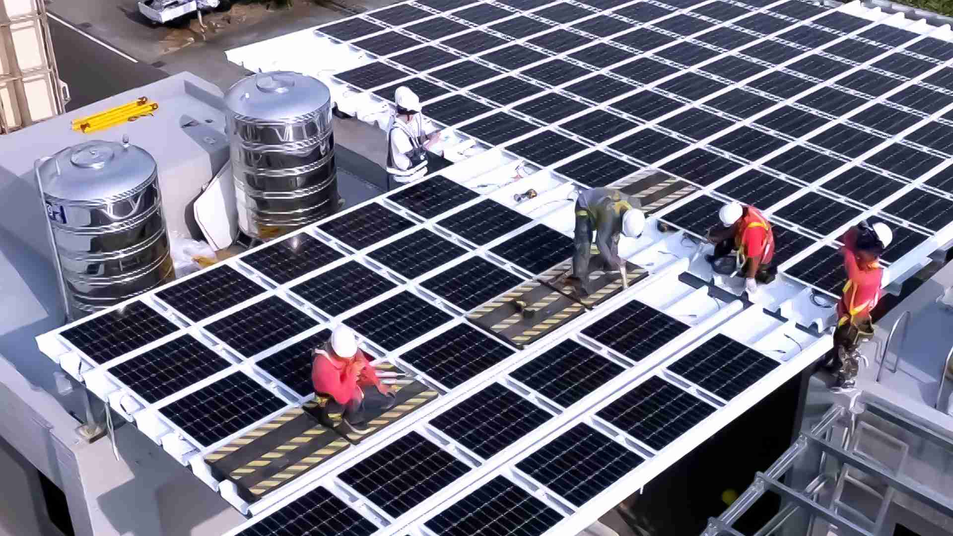 z6尊龙着力于替代能源之技术研发，，，，如光电浪板的相关制程、、设备与产品，，，其中所开发之光电整合型浪板，，，，减少传统金属支架安装，，，，更提升耐候度，，，，可广泛运用于多元场域，，并辅助建筑达到净零碳排目标