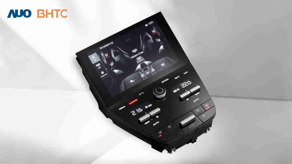 作為友達新生力軍，，，BHTC所展示的中央與後座鞍部的Display HMI產品，，，可處理多區恆溫控制、、、、顯示畫面，，呈現仿真3D車室分區；以力傳感技術精準傳遞觸感，，並結合音量及震動反饋，，，防止意外啟動，，提供使用者自然流暢、、直觀且輕鬆駕馭的舒適介面