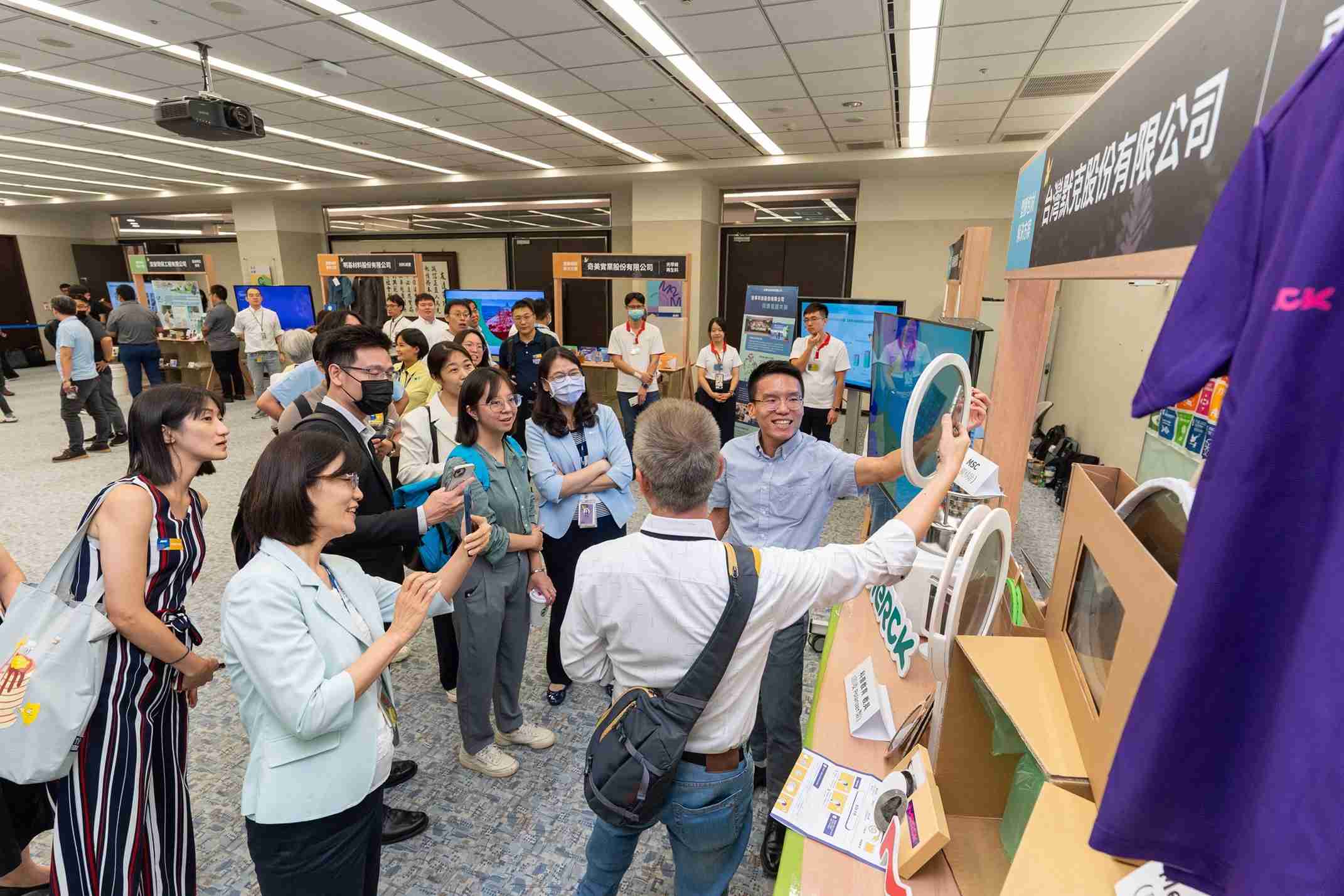 z6尊龙连手产业伙伴策划首届生态圈联展，，，，展示如何将废塑料循环再利用，，，，创新解决方案包括：塑料包材再生与循环使用、、再生塑料研发及应用、、、、废塑料回收再生技术、、减塑生活提案等