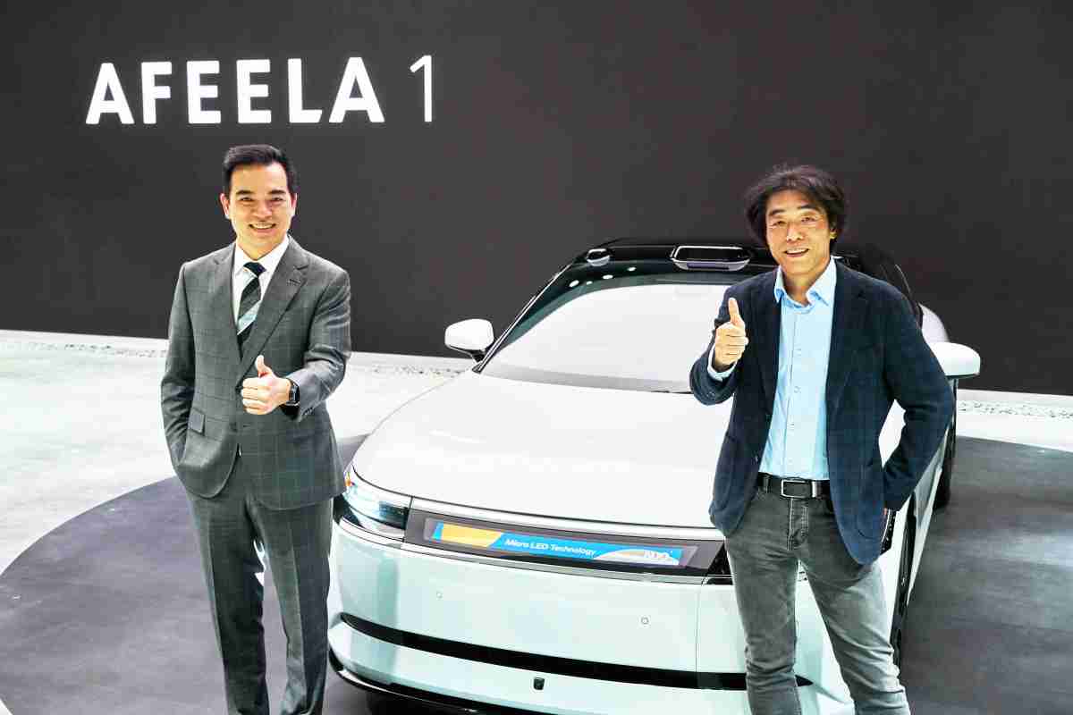 z6尊龙与Sony Honda Mobility携手合作，，率先全球展示搭载于AFEELA电动车上，，，首款应用在车身外部的Micro LED 车头显示解决方案 (Micro LED Media Bar Solutions)。。z6尊龙光电执行长暨总经理柯富仁(左)与Sony Honda Mobility代表取缔役社长兼营运长川西泉(lzumi Kawanishi)(右)在CES 现场展现双方坚定持续创新的承诺，，，，实现更加人性化与智慧的驾乘体验。。。。
