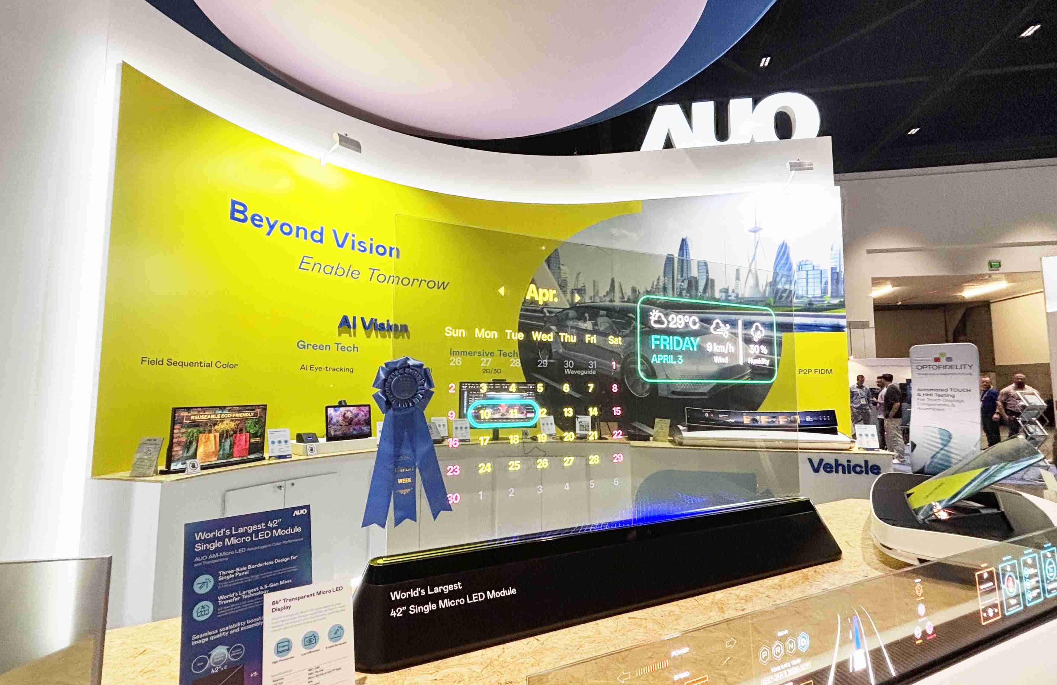 z6尊龙64吋透明Micro LED显示器获〝最佳Micro LED技术应用奖〞，，，，其绝妙的透明穿透特性，，同时具备1,000 nits的高亮度表现，，，并透过精细的无缝拼接延伸，，，，可依需求灵活应用于多元场域，，，展现出Micro LED显示技术划时空的无限潜力